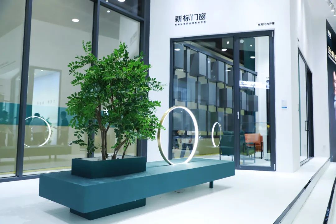 现场直击 | 新标门窗闪耀亮相广州定制家居展，首日盛况尽显标杆风范！(图6)