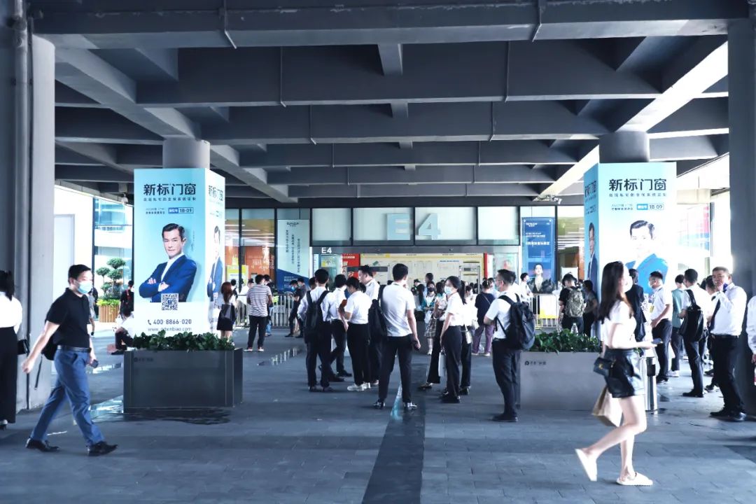 现场直击 | 新标门窗闪耀亮相广州定制家居展，首日盛况尽显标杆风范！(图5)